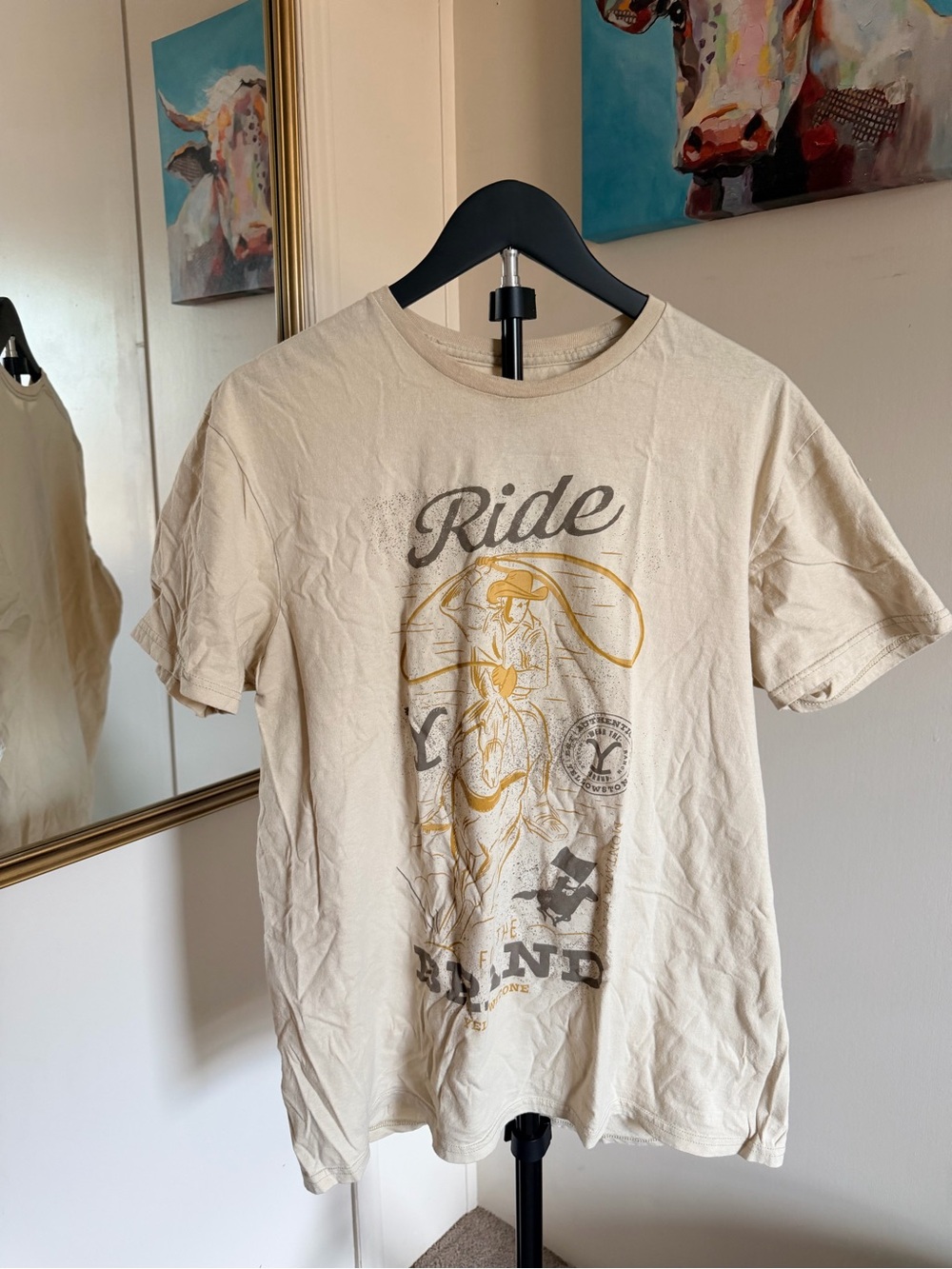 Yellowstone Men’s Large Cowboy Ride Graphic T-Shirt Beige